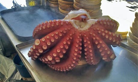 Tomar pulpo en las fiestas en Galicia